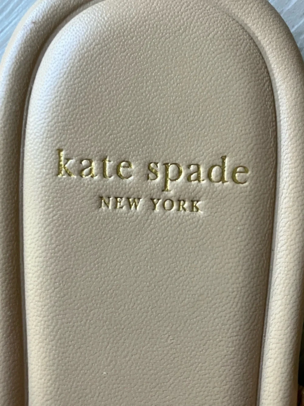 NWT Kate Spade Tan Leather Thong Sandals with Floral Medallion Size 7.5